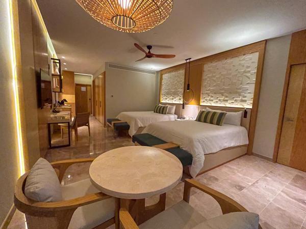 Haven Riviera Cancun - All Inclusive - Adults Only : photo 2 de la chambre suite junior club sérénité avec 2 lit queen-size et accès directe à la piscine - vue partielle sur océan.