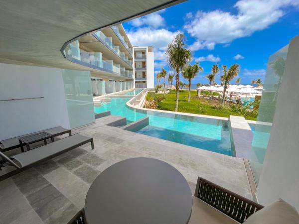 Haven Riviera Cancun - All Inclusive - Adults Only : photo 6 de la chambre suite junior club sérénité avec 2 lit queen-size et accès directe à la piscine - vue partielle sur océan.