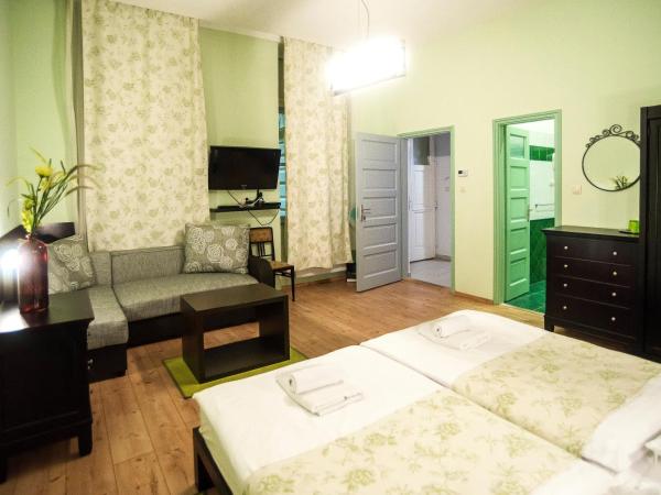 Budapest Rooms Bed and Breakfast : photo 3 de la chambre chambre quadruple avec salle de bains privative