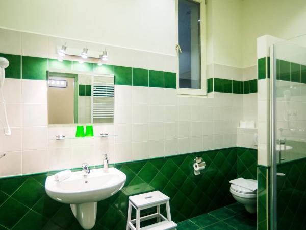 Budapest Rooms Bed and Breakfast : photo 1 de la chambre chambre quadruple avec salle de bains privative