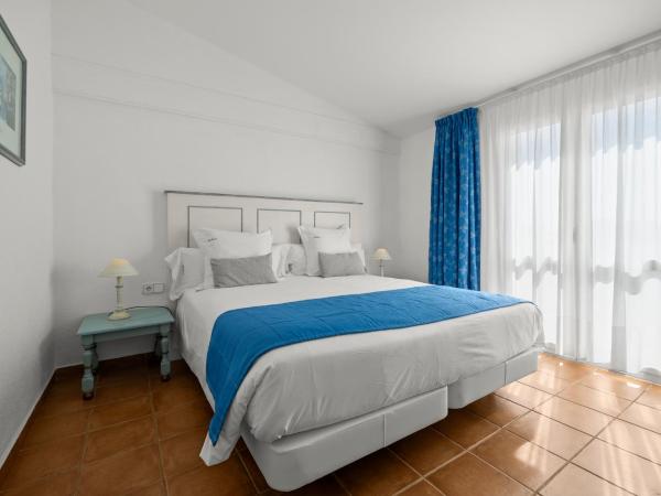 Hotel Calina : photo 7 de la chambre chambre double - vue partielle sur mer.