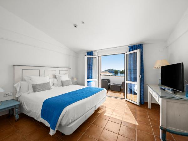 Hotel Calina : photo 10 de la chambre chambre double - vue partielle sur mer.