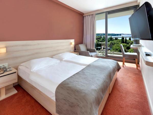 Hotel Materada Plava Laguna : photo 4 de la chambre chambre supérieure avec balcon - vue sur mer - lit d'appoint