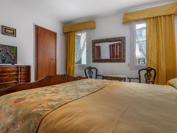 Hotel Casa Boccassini : photo 5 de la chambre chambre double ou lits jumeaux - vue sur jardin