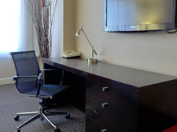 Armon Plaza Montreal Airpt, Trademark Collection by Wyndham : photo 3 de la chambre chambre lit queen-size avec baignoire - accessible aux personnes à mobilité réduite/malentendantes - non-fumeurs