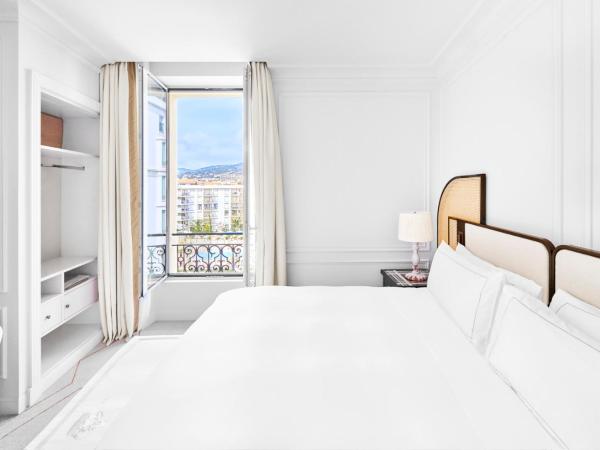 Carlton Cannes, a Regent Hotel : photo 2 de la chambre suite avec canap-lit-vue sur jardin