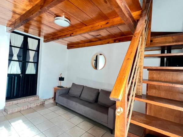 Hostal Luna 49 : photo 3 de la chambre chambre triple Économique avec salle de bains commune