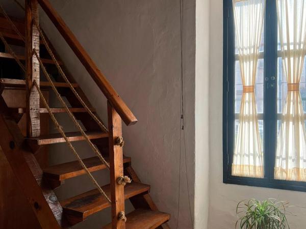 Hostal Luna 49 : photo 6 de la chambre chambre triple Économique avec salle de bains commune