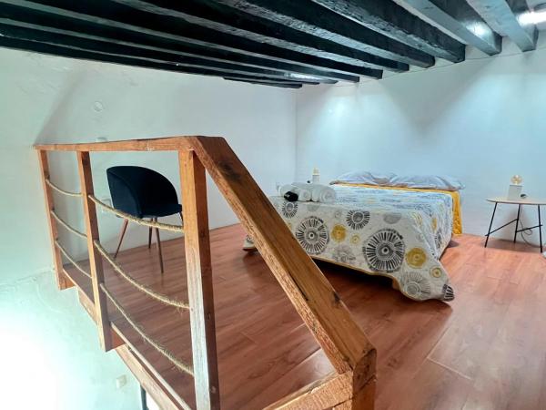 Hostal Luna 49 : photo 4 de la chambre chambre triple Économique avec salle de bains commune