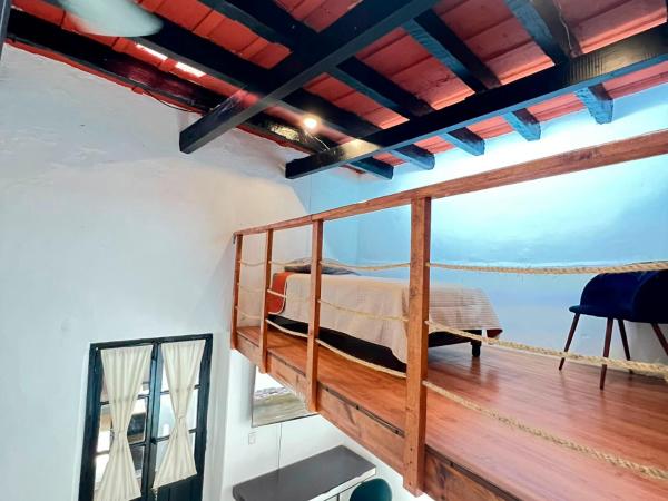 Hostal Luna 49 : photo 7 de la chambre chambre triple avec salle de bains commune