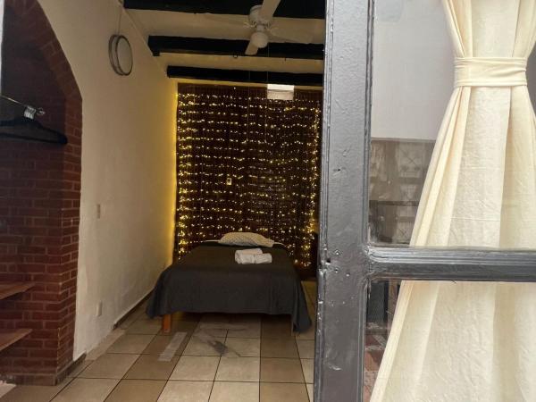 Hostal Luna 49 : photo 3 de la chambre chambre double standard avec salle de bains commune