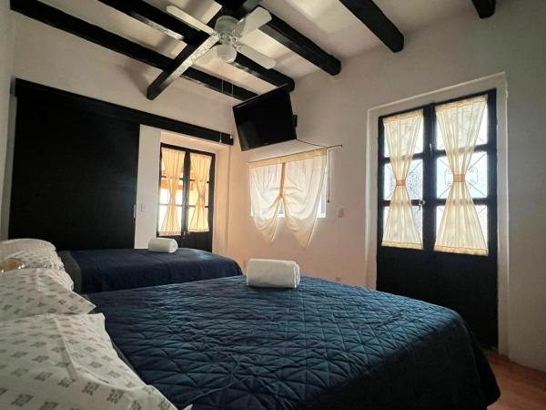 Hostal Luna 49 : photo 4 de la chambre chambre lits jumeaux