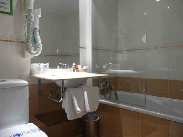 Hotel Reyes Catolicos : photo 2 de la chambre chambre simple