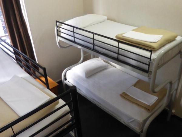 Maze Backpackers - Sydney : photo 4 de la chambre lit dans dortoir mixte de 4 lits avec salle de bains commune