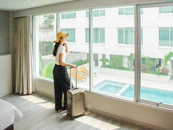 Centre Point Sukhumvit 10 : photo 4 de la chambre hébergement deluxe - vue sur piscine (nouvelle aile)