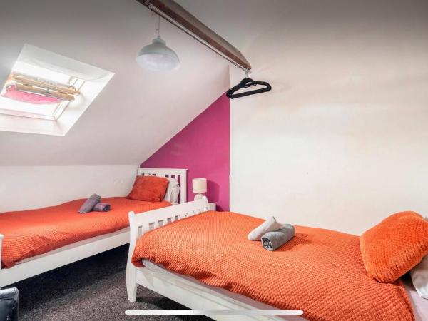 Eurovilla : photo 3 de la chambre chambre lits jumeaux avec salle de bains commune