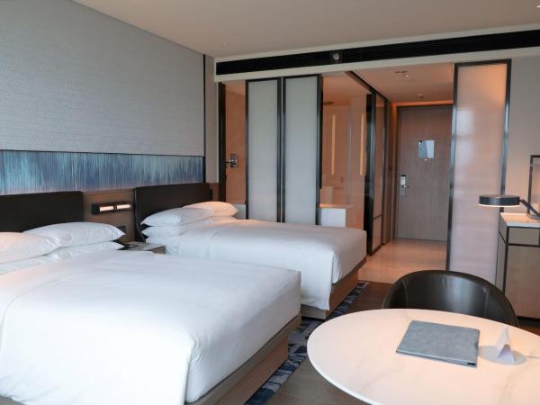 Guangzhou Marriott Hotel Nansha : photo 1 de la chambre chambre double de luxe avec 2 lits doubles et vue sur le jardin