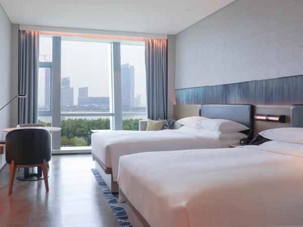 Guangzhou Marriott Hotel Nansha : photo 2 de la chambre chambre double de luxe avec 2 lits doubles et vue sur le jardin