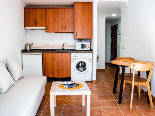 Marbella Village : photo 1 de la chambre budget apartment with balcony 