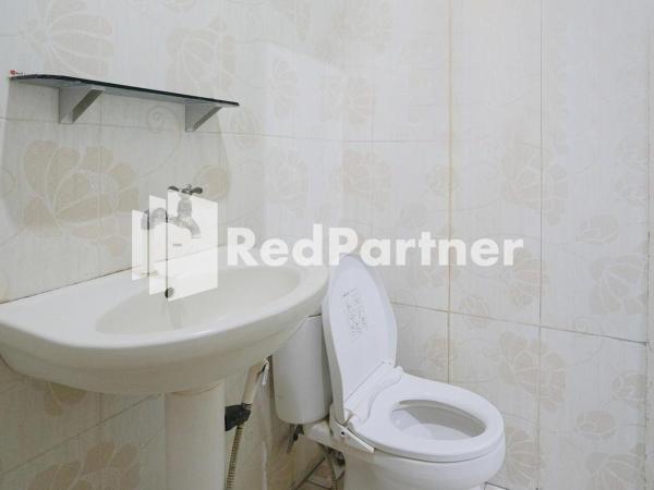 Pondok Hijau Syariah Mitra RedDoorz At Citraland Surabaya : photo 8 de la chambre chambre double standard