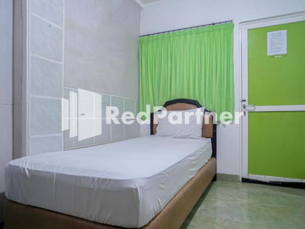 Pondok Hijau Syariah Mitra RedDoorz At Citraland Surabaya : photo 1 de la chambre chambre simple