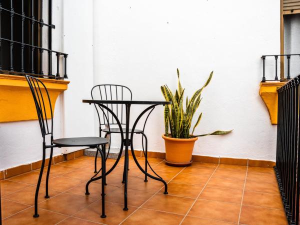 Marbella Village : photo 1 de la chambre appartement avec balcon