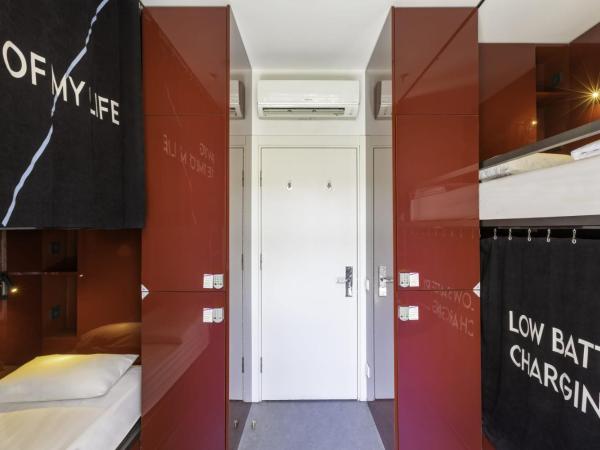 Wabi Hostels : photo 1 de la chambre lit dans dortoir de 4 lits avec salle de bains commune