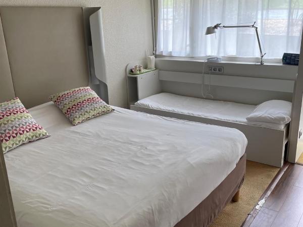 Campanile Poitiers : photo 4 de la chambre hébergement 1 lit double et 1 lit junior (jusqu'à 1 an) - nouvelle génération