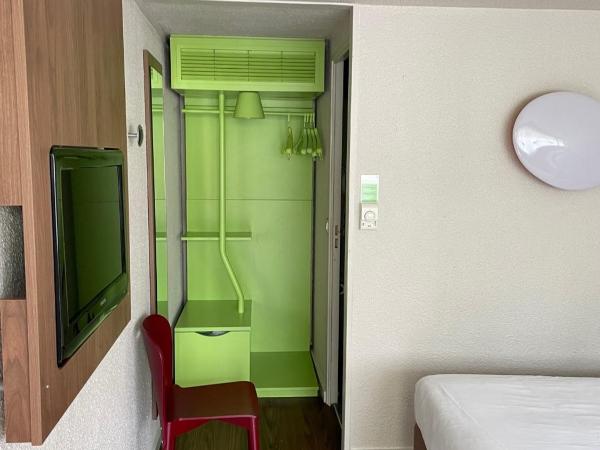 Campanile Poitiers : photo 2 de la chambre hébergement 1 lit double et 1 lit junior (jusqu'à 1 an) - nouvelle génération