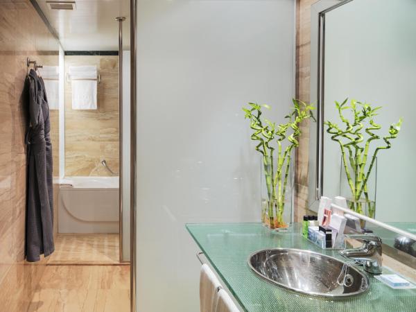 H10 Marina Barcelona : photo 5 de la chambre suite junior privilège avec accès au spa