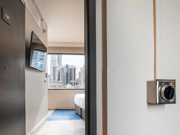 Crowne Plaza Melbourne, an IHG Hotel : photo 2 de la chambre chambre lit king-size standard - accessible aux personnes à mobilité réduite