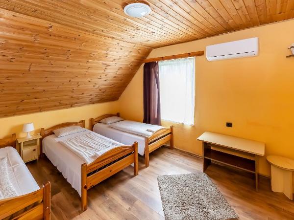 Csillagtúra Panzió : photo 2 de la chambre chambre triple avec salle de bains