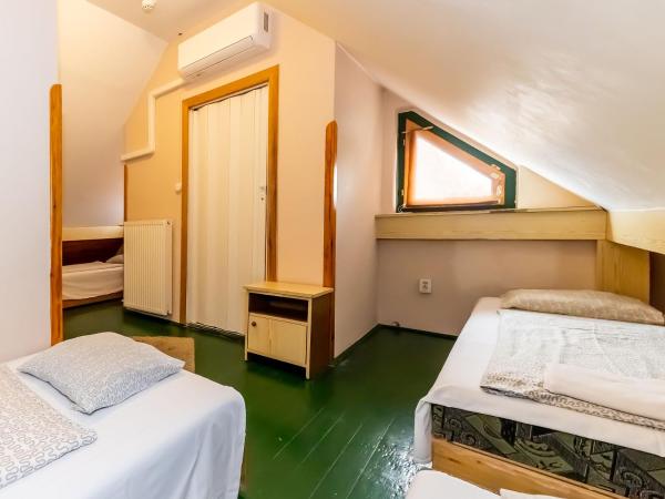 Csillagtúra Panzió : photo 7 de la chambre chambre quadruple avec salle de bains