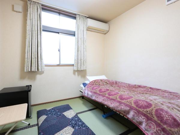 プチバスケット : photo 3 de la chambre chambre simple avec toilettes et douche communes