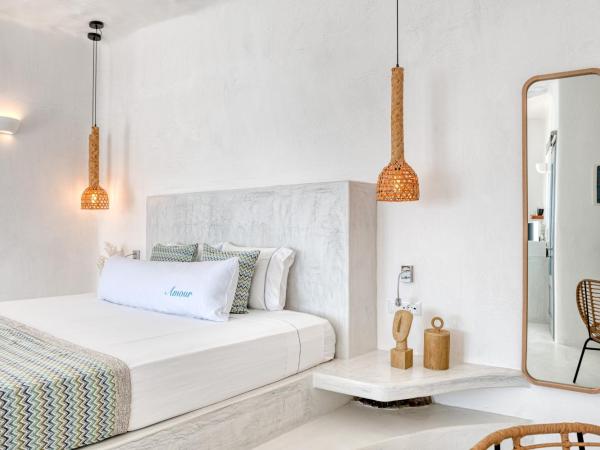 Maregio Suites : photo 7 de la chambre suite premium avec petite piscine troglodyte extérieure chauffée avec jets