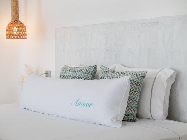 Maregio Suites : photo 6 de la chambre suite premium avec petite piscine troglodyte extérieure chauffée avec jets