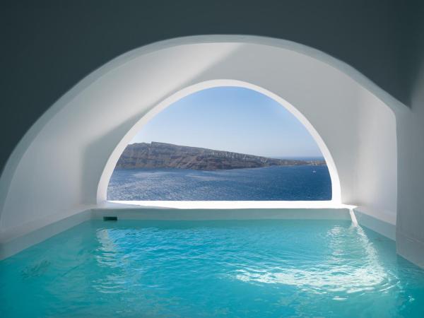 Maregio Suites : photo 8 de la chambre suite premium avec petite piscine troglodyte extérieure chauffée avec jets