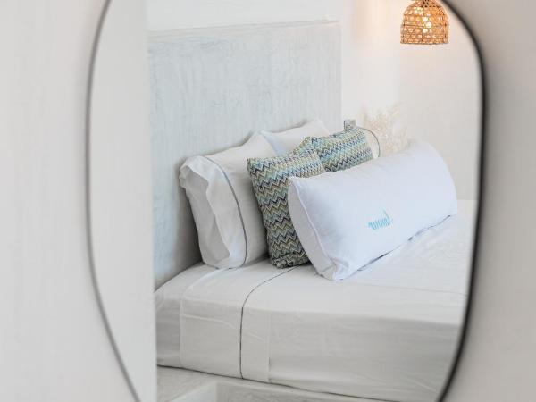 Maregio Suites : photo 10 de la chambre suite premium avec petite piscine troglodyte extérieure chauffée avec jets