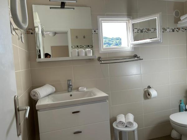 Hotel Punta e Mare des Chambres ou Appartements T2 : photo 8 de la chambre chambre triple - vue sur jardin