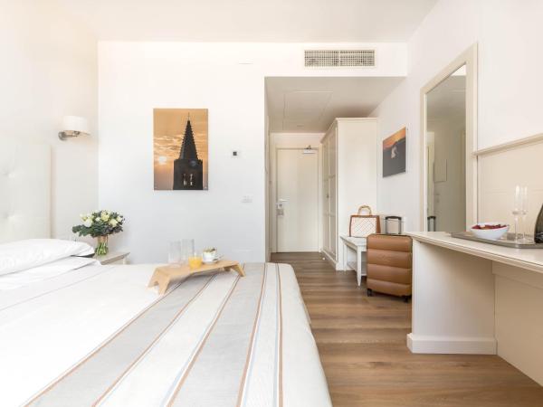 Hotel Catalunya : photo 3 de la chambre chambre double ou lits jumeaux - vue latérale sur mer
