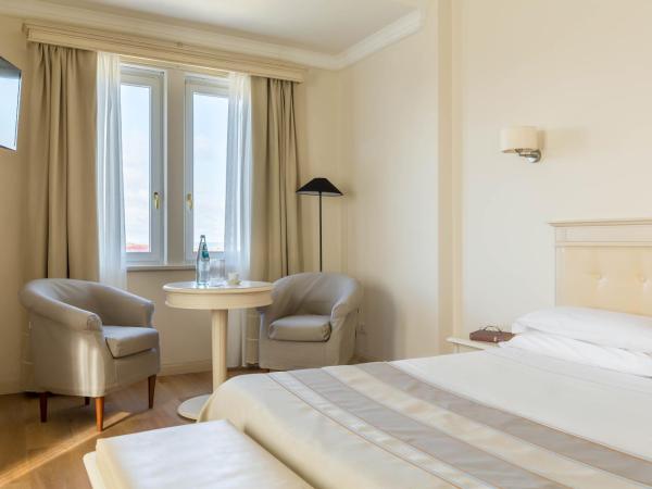 Hotel Catalunya : photo 9 de la chambre chambre quadruple