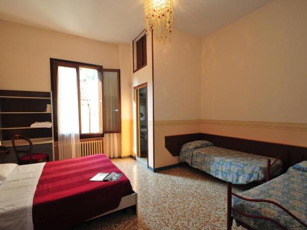 Locanda Sant'Anna Hotel : photo 2 de la chambre chambre triple avec salle de bains privative