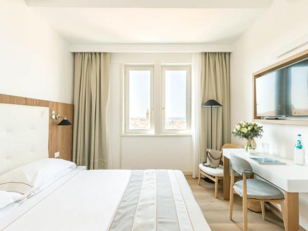 Hotel Catalunya : photo 4 de la chambre chambre double supérieure - vue sur mer