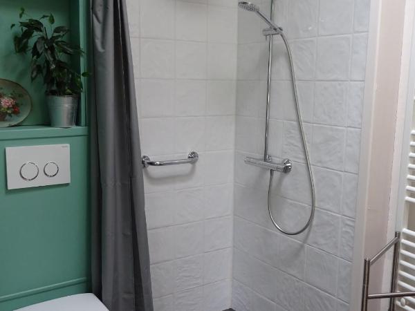Chambre d'hôtes sur jardin acces PMR : photo 7 de la chambre chambre double avec salle de bains privative
