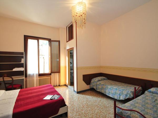 Locanda Sant'Anna Hotel : photo 5 de la chambre chambre triple avec salle de bains privative
