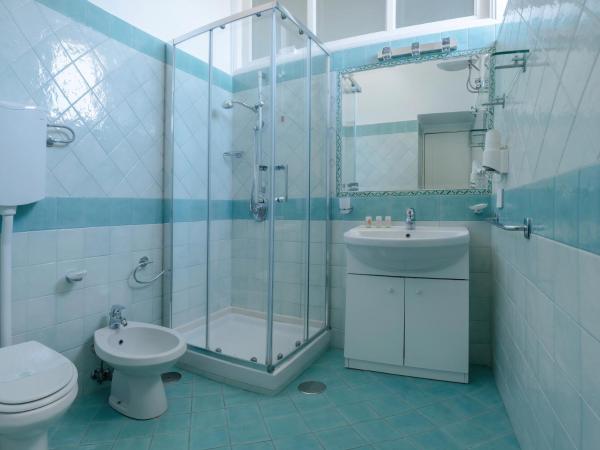 Albergo La Prora : photo 4 de la chambre chambre double avec balcon - vue sur mer