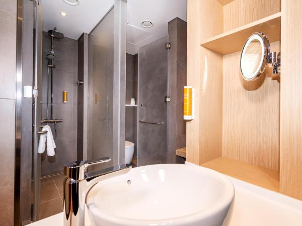 Premier Inn Dubai Dragon Mart : photo 3 de la chambre chambre familiale - non-fumeurs