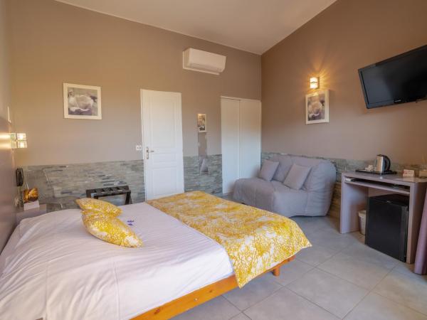 Hotel Le Grand Pavois : photo 3 de la chambre chambre familiale - vue sur jardin