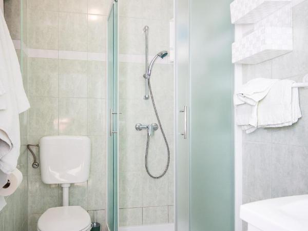 Villa Matohanca : photo 5 de la chambre chambre double ou lits jumeaux - vue sur jardin