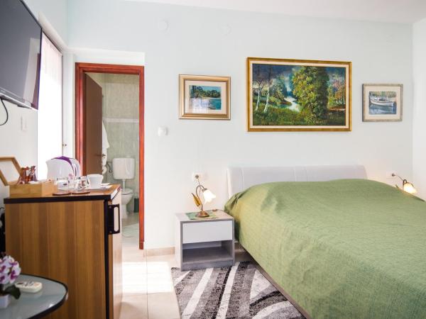 Villa Matohanca : photo 3 de la chambre chambre double ou lits jumeaux - vue sur jardin